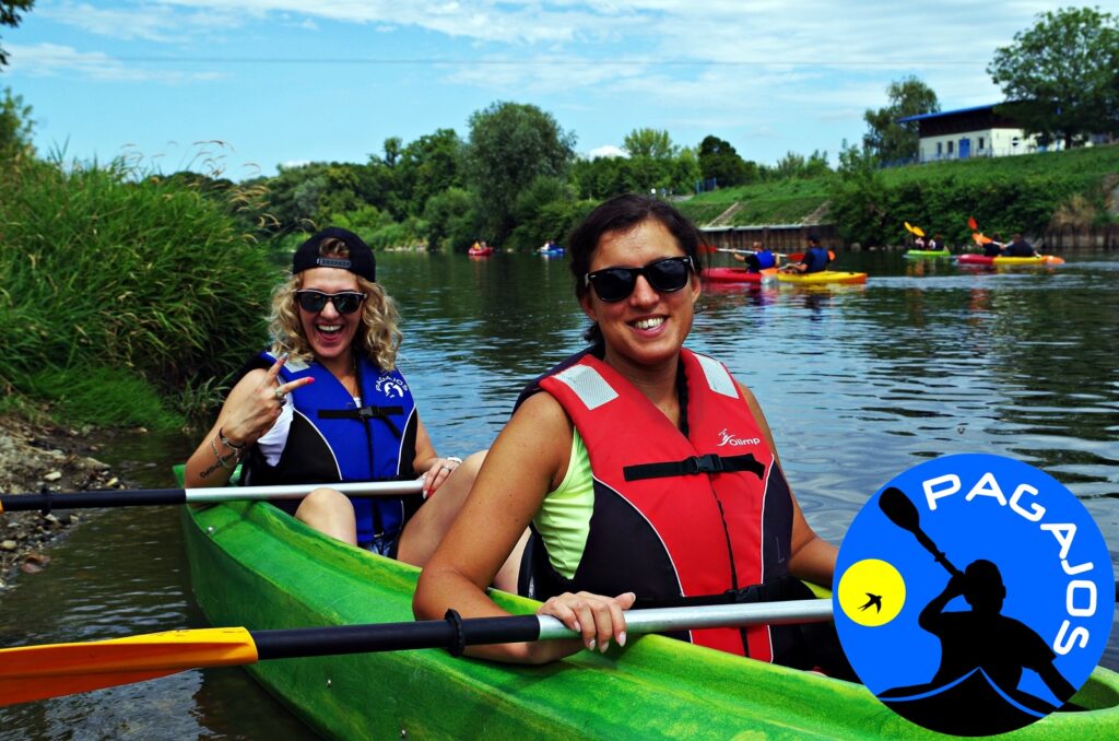 Spływ kajakowy podczas jesieni - deszczowa i chłodniejsza pogoda Pagajos